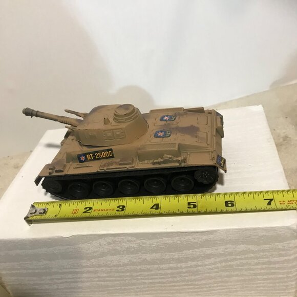 Set Of 3 Military Tanks & 1 Army Ambulance 1:72 Scale Toy Models Tan Plastic - Picture 15 of 16